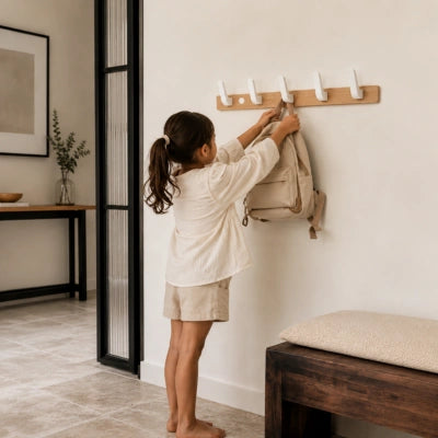 patere-porte-manteau-lina-fille